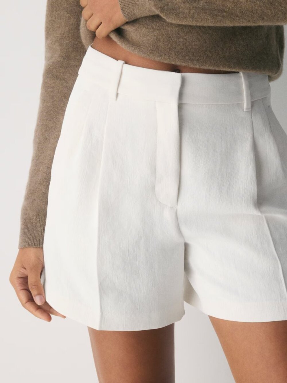 Aritzia The Effortless Short Mid-Thigh Crepette Light Birch Size 0